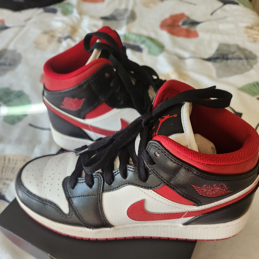 Nike Air Jordan 1 Mid GS. White, red and black.